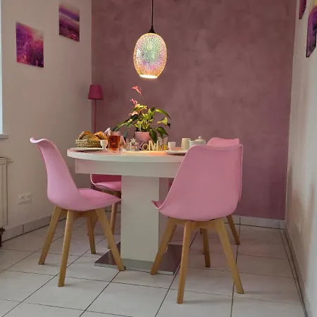 Happy Homes Pink - Up To 5 - Kueche - W-lan - Netflix - Honig - Badewanne Appartement *